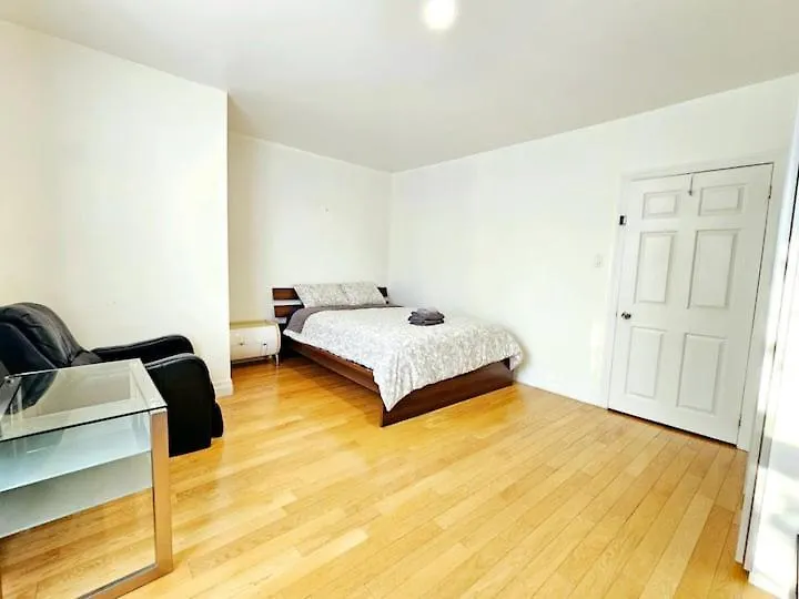 Mins Walk To Trinity Bellwood Park From Your Apartment Downtown Toronto Canadá